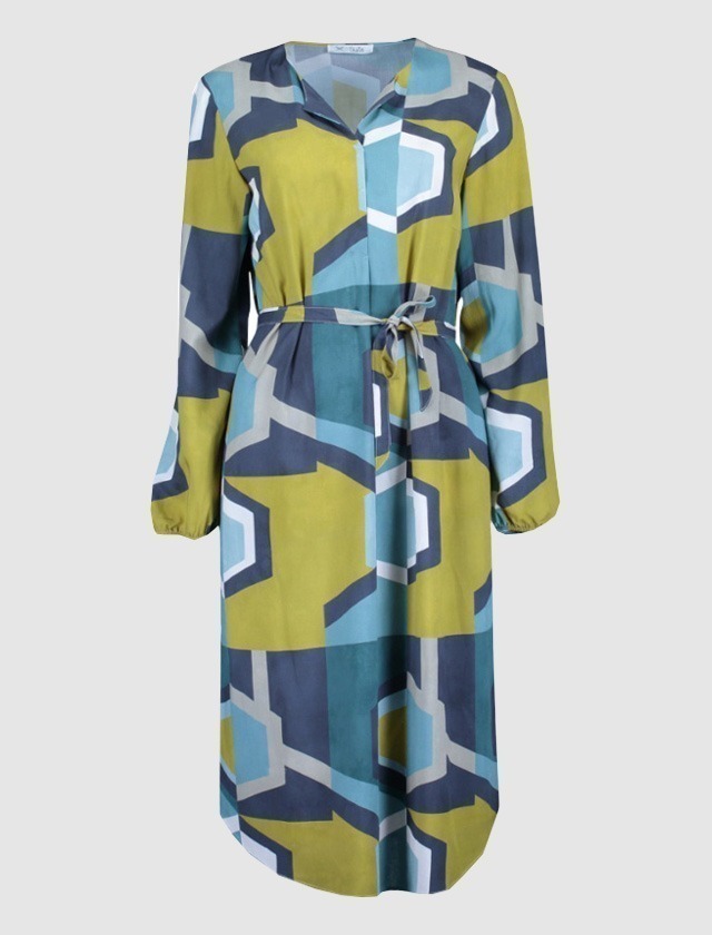 Ein langärmliges Kleid mit geometrischem Muster in Grün-, Blau- und Grautönen. Ein langärmliges Kleid mit geometrischem Muster in Grün-, Blau- und Grautönen.