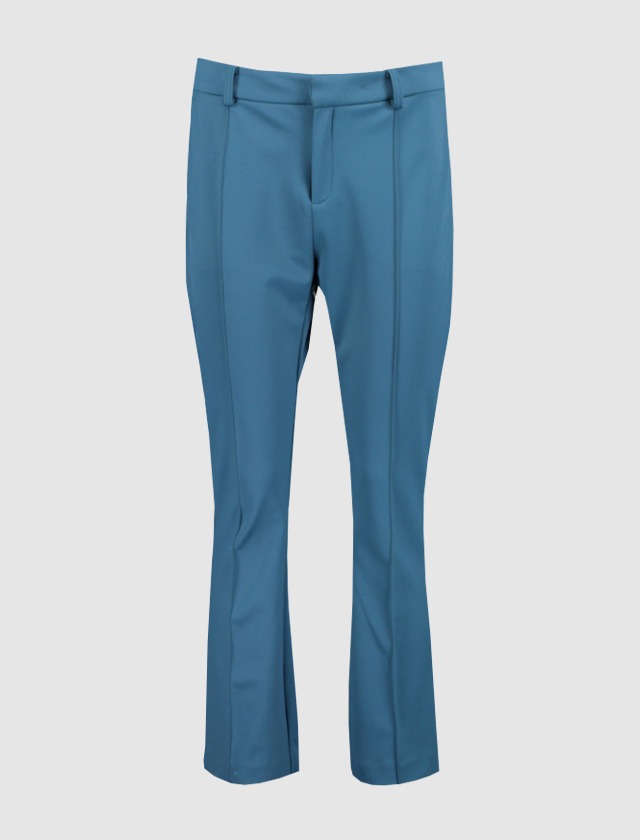 Blaue, schmale Hose. Blaue, schmale Hose.