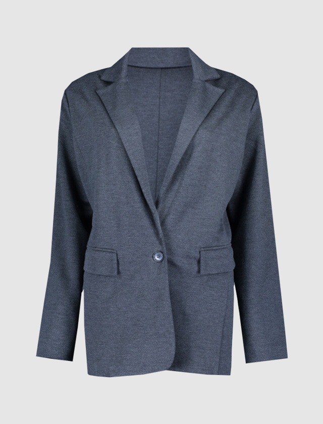 Ein grauer Blazer ohne Knöpfe und mit Taschen. Ein grauer Blazer ohne Knöpfe und mit Taschen.