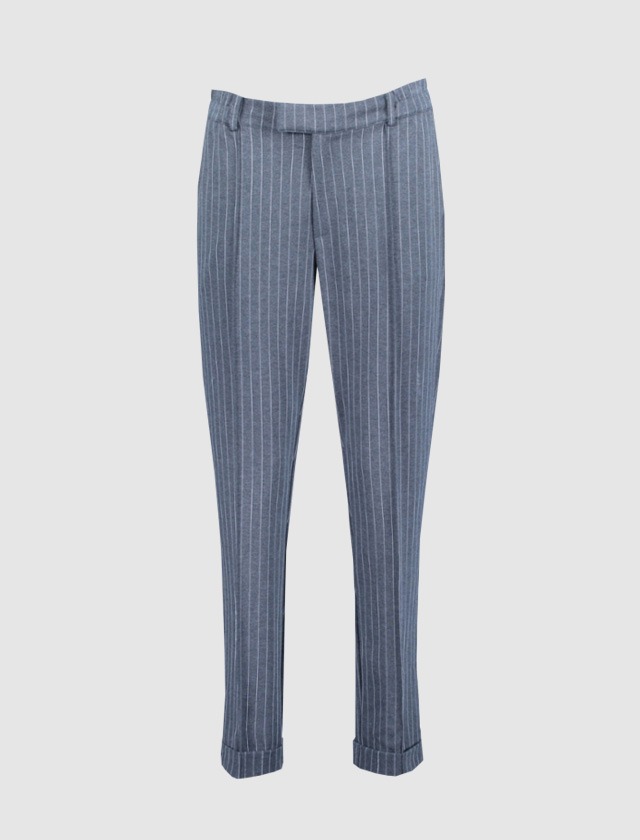 Graue Karottenhose mit vertikalen Streifen. Graue Karottenhose mit vertikalen Streifen.