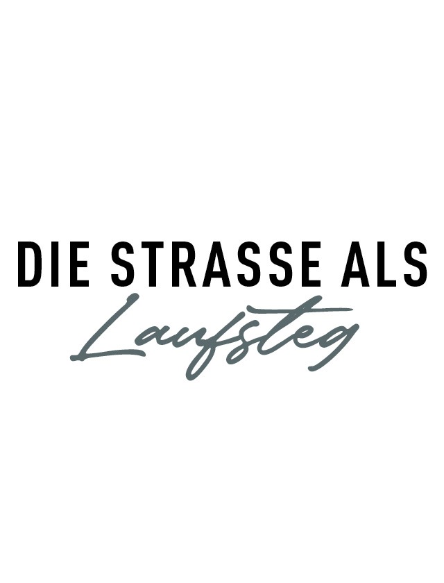 Schild „DIE STRASSE ALS Laufsteg“ Schild "DIE STRASSE ALS Laufsteg"