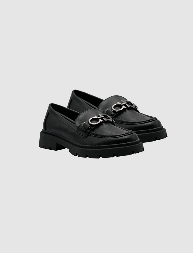 Schwarze Schuhe mit grober Sohle und Schmuckdetails. Schwarze Schuhe mit grober Sohle und Schmuckdetails.