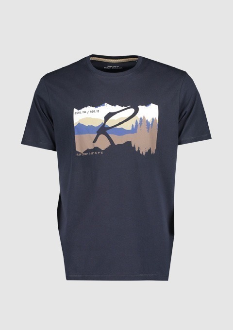 Ein schwarzes T-Shirt mit einem grafischen Druck in Farben von Blau, Braun und Weiß, das eine Landschaft mit Bergen und Bäumen zeigt. Ein schwarzes T-Shirt mit einem grafischen Druck in Farben von Blau, Braun und Weiß, das eine Landschaft mit Bergen und Bäumen zeigt.