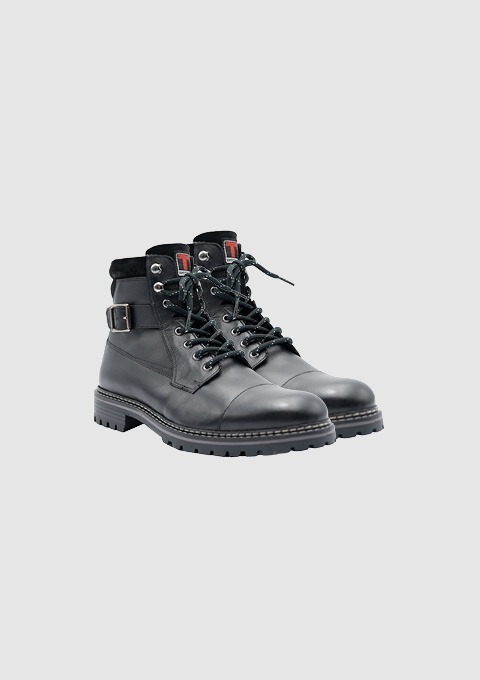 Schwarze Stiefel mit Schnürung und einem Riemen. Schwarze Stiefel mit Schnürung und einem Riemen.