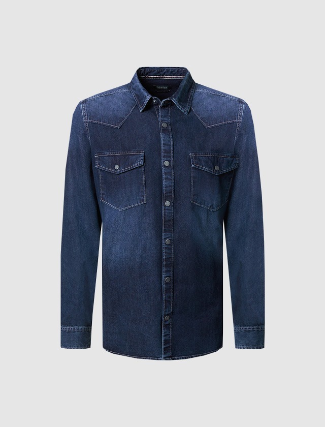 Eine dunkle Jeanshemd mit Knopfleiste und zwei Brusttaschen. Eine dunkle Jeanshemd mit Knopfleiste und zwei Brusttaschen.