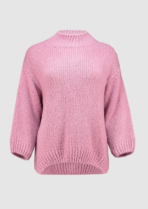 Ein rosafarbener Pullover mit weiten Ärmeln und hohem Kragen. Ein rosafarbener Pullover mit weiten Ärmeln und hohem Kragen.