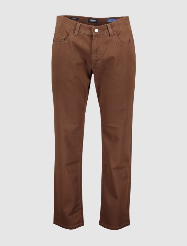 Braune Hose auf weißem Hintergrund. Braune Hose auf weißem Hintergrund.