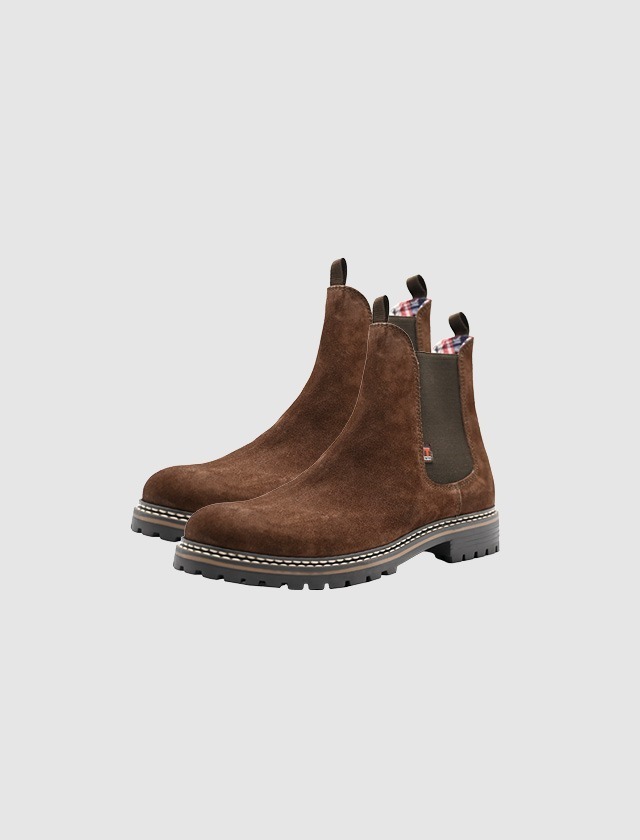 Braune Chelsea-Stiefel aus Rauleder. Braune Chelsea-Stiefel aus Rauleder.