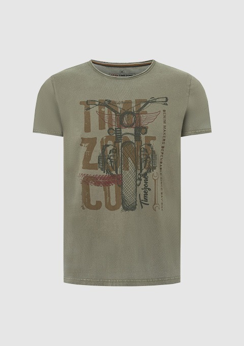 Ein grünes T-Shirt mit Druck des Schriftzugs „TIME ZONE CO“ und grafischen Elementen. Ein grünes T-Shirt mit Druck des Schriftzugs "TIME ZONE CO" und grafischen Elementen.