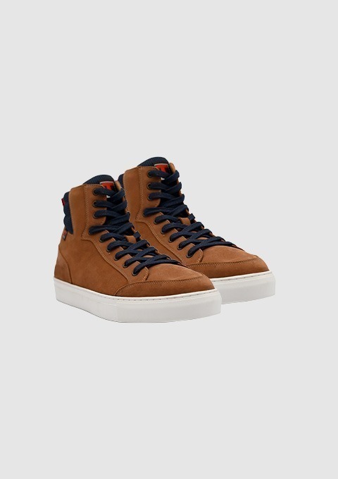 Braune Sneakers mit hohen Schaft und blauen Schnürsenkeln. Braune Sneakers mit hohen Schaft und blauen Schnürsenkeln.