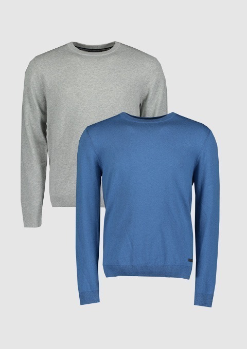 Zwei Pullover, einer grau und einer blau, mit Rundhalsausschnitt. Zwei Pullover, einer grau und einer blau, mit Rundhalsausschnitt.