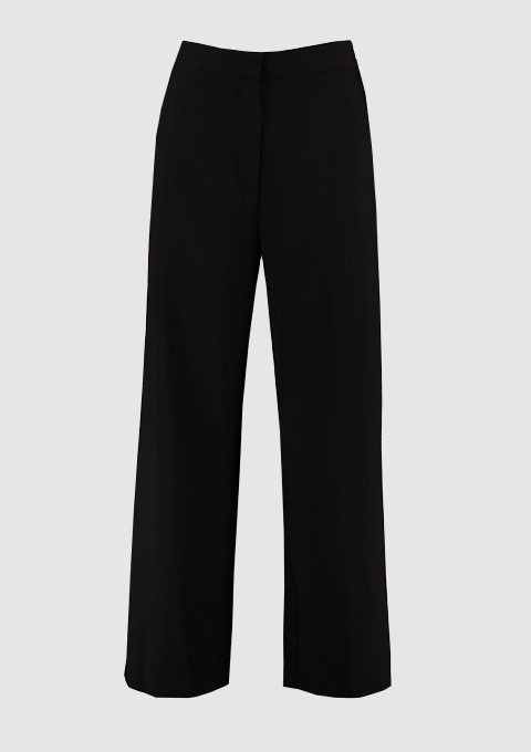 Schwarze, weit geschnittene Hose. Schwarze, weit geschnittene Hose.