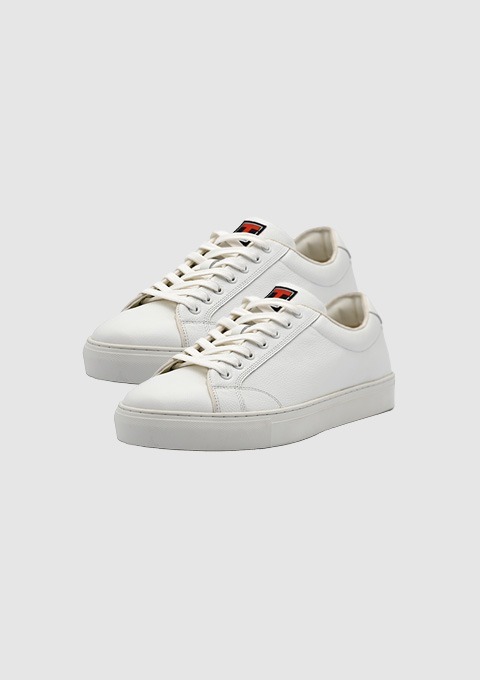 Weiße Sneaker aus Leder. Weiße Sneaker aus Leder.
