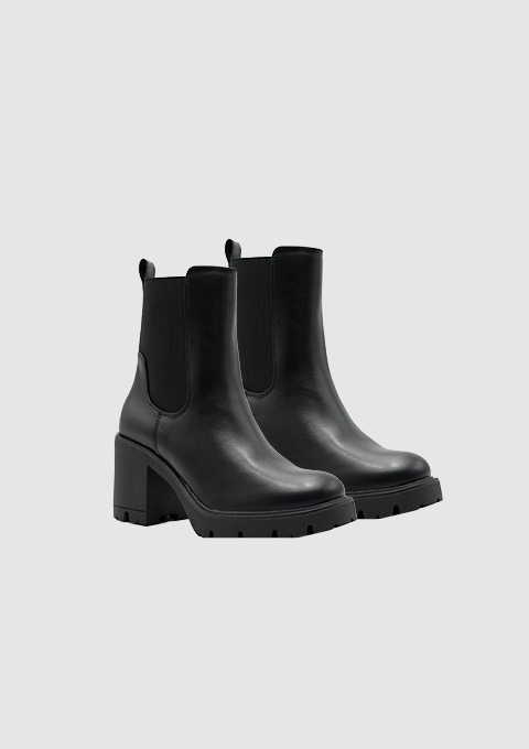 Schwarze Stiefel mit Blockabsatz. Schwarze Stiefel mit Blockabsatz.