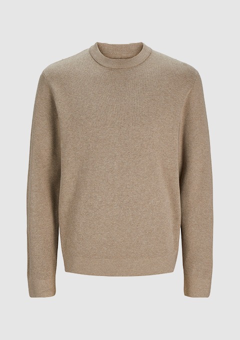 Beige Pullover mit Rundhalsausschnitt.
