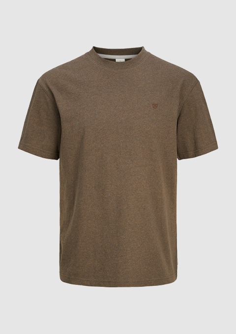 Ein braunes T-Shirt mit Rundhalsausschnitt.