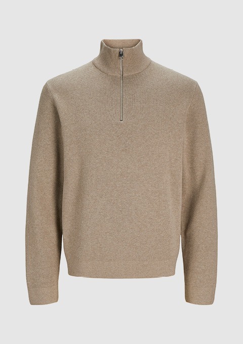 Ein beiger Pullover mit Stehkragen und kurzreißverschluss.