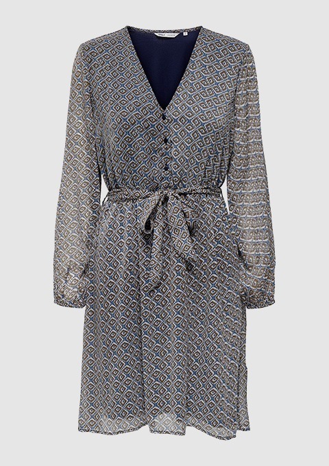 Ein langärmliges, gemustertes Kleid in Blau- und Beigetönen mit V-Ausschnitt und einem taillierten Bindegürtel. Ein langärmliges, gemustertes Kleid in Blau- und Beigetönen mit V-Ausschnitt und einem taillierten Bindegürtel.