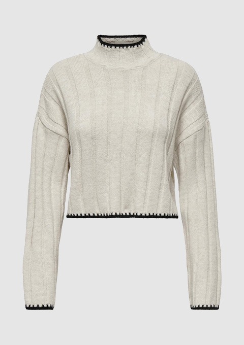 Ein heller, gestrickter Pullover mit hohem Kragen und schwarzen Akzenten am Saum. Ein heller, gestrickter Pullover mit hohem Kragen und schwarzen Akzenten am Saum.