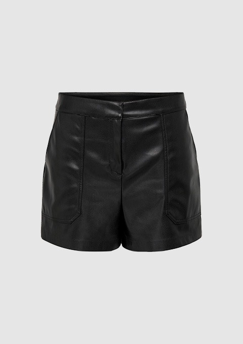 Schwarze Leder-Shorts. Schwarze Leder-Shorts.