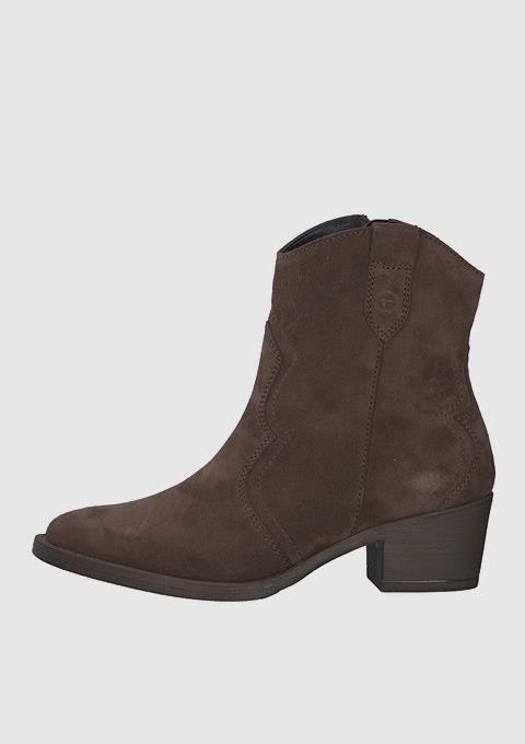 Braune Stiefeletten aus Wildleder mit einem niedrigen Absatz.