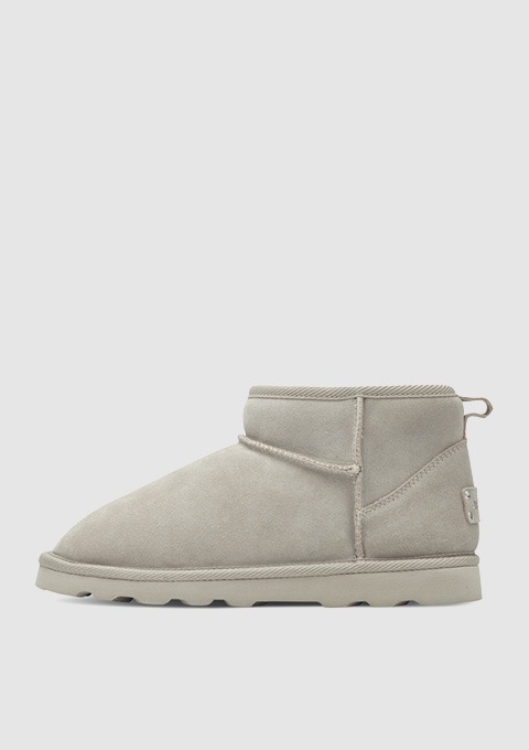 Ein grauer, kurzer Stiefel aus Wildleder.