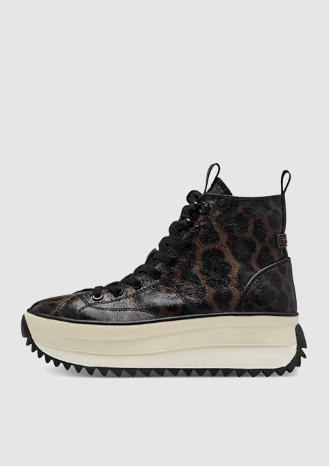Schwarze Sneaker mit Leopardenmuster und dicker Sohle.