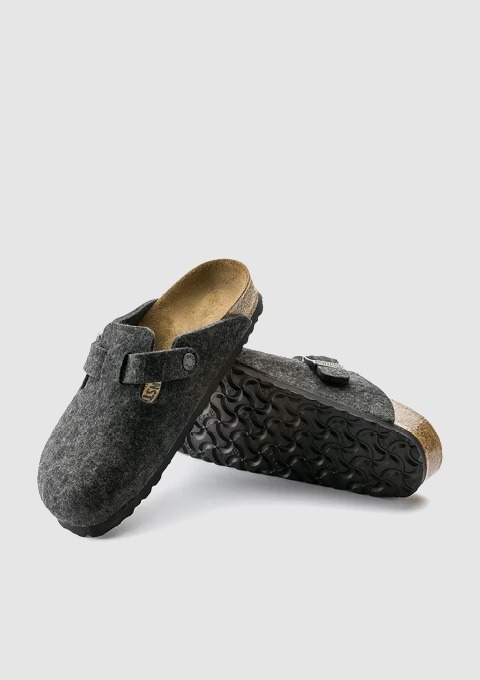 Graue Filzclogs mit einer Schnalle und rutschfester Sohle.