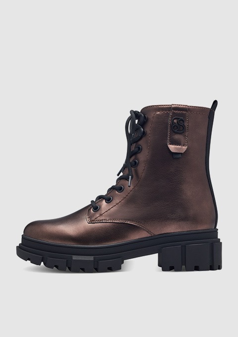 Braune Schnürstiefel aus Leder mit schwarzer Sohle.
