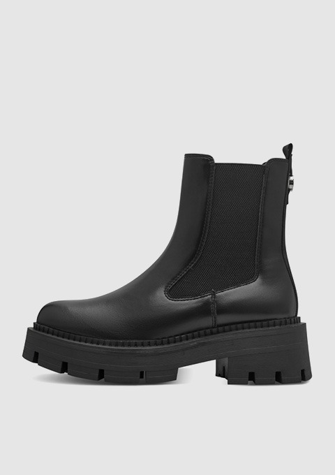 Schwarze Chelsea-Stiefel mit dicker Sohle.