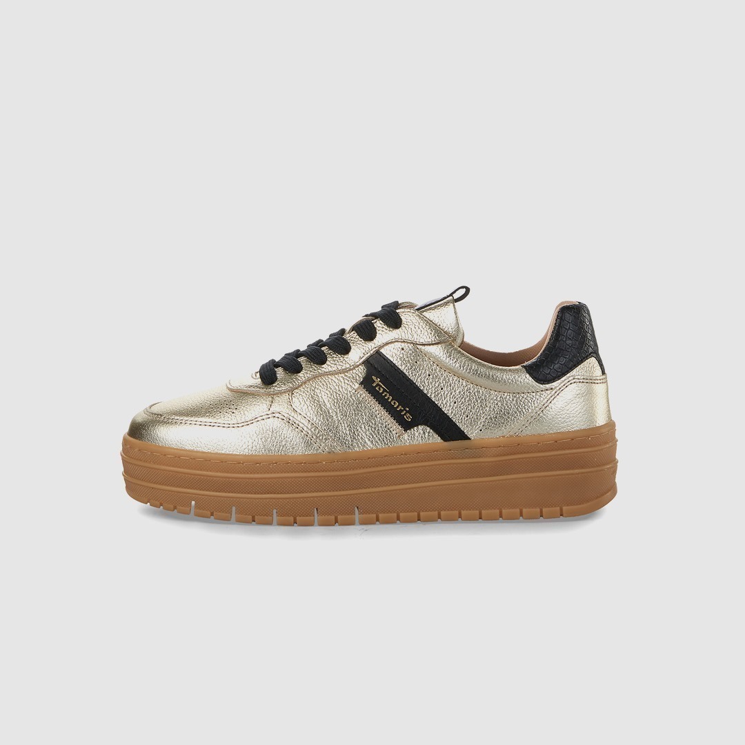 Goldene Sneaker mit schwarzem Detail und dicker, brauner Sohle.