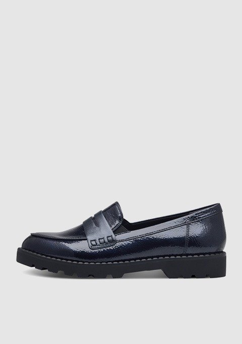 Dunkelblaue einfache Schuhe mit flacher Sohle.