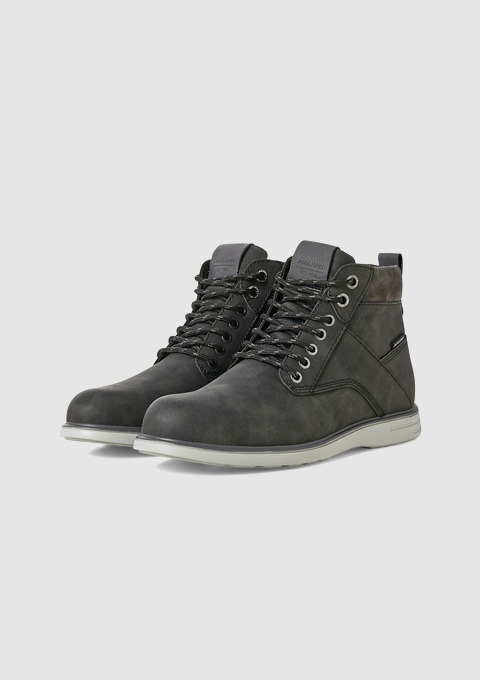 Schwarze Stiefel aus Leder mit Schnürsenkeln.