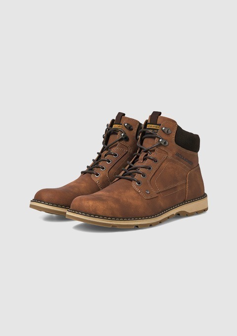 Braune Arbeitsstiefel aus Leder mit Schnürung und gepolstertem Schaft.