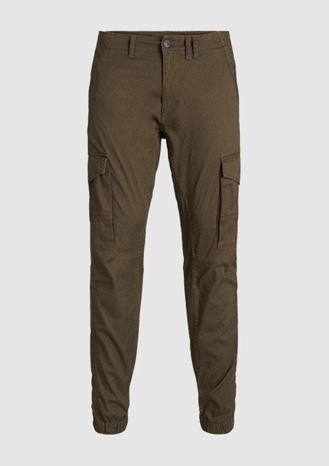 Beige Cargo-Hosen mit seitlichen Taschen.