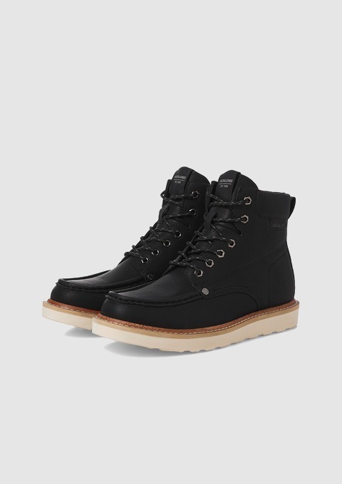 Schwarze Stiefel mit Schnürung und heller Sohle.