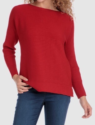 Eine Person trägt einen roten gestreiften Pullover und Jeans.