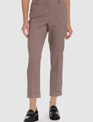 Damenhose in Braun mit Karomuster, kombiniert mit schwarzen Schuhen.