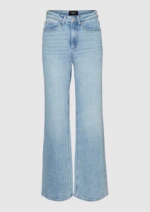Eine helle Jeanshose mit weitem Bein.