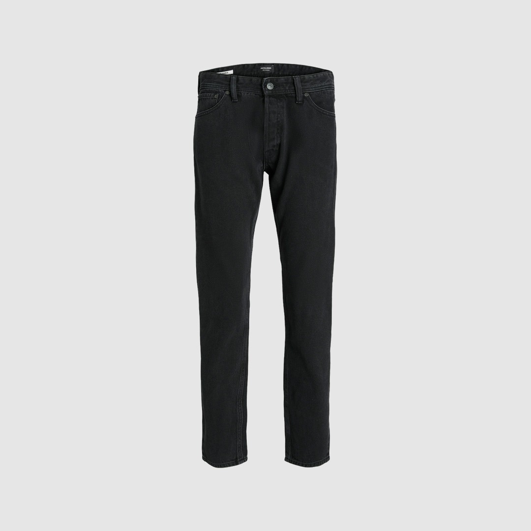 Schwarze Jeanshose auf grauem Hintergrund.