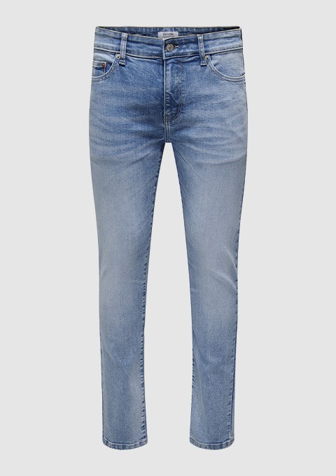 Eine helle Jeanshose in slouchy Schnitt.