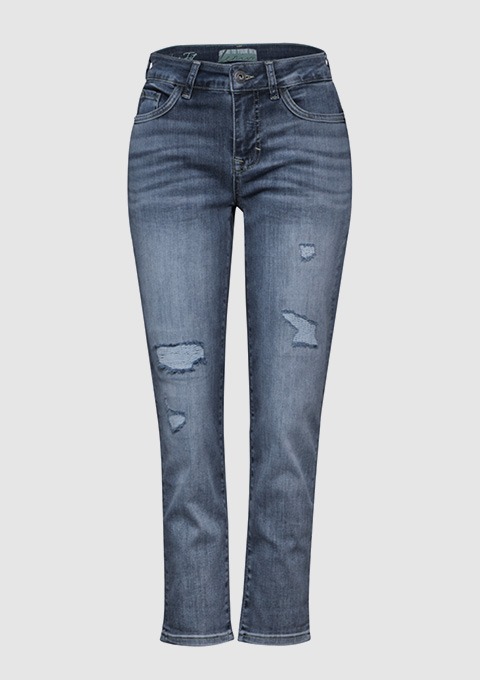 Eine Jeans in einem dunklen Blauton mit mehreren Rissen und Abnutzungen.