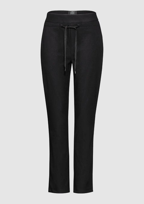 Schwarze Hose mit Kordelzug.