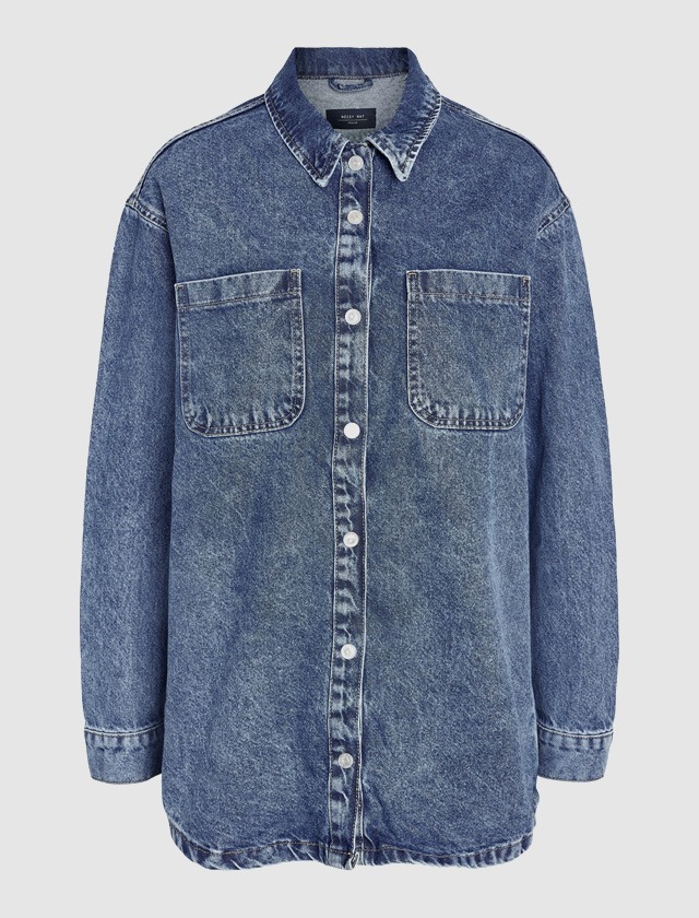 Eine blaue Jeansjacke mit zwei aufgesetzten Taschen und Knopfleiste. Eine blaue Jeansjacke mit zwei aufgesetzten Taschen und Knopfleiste.
