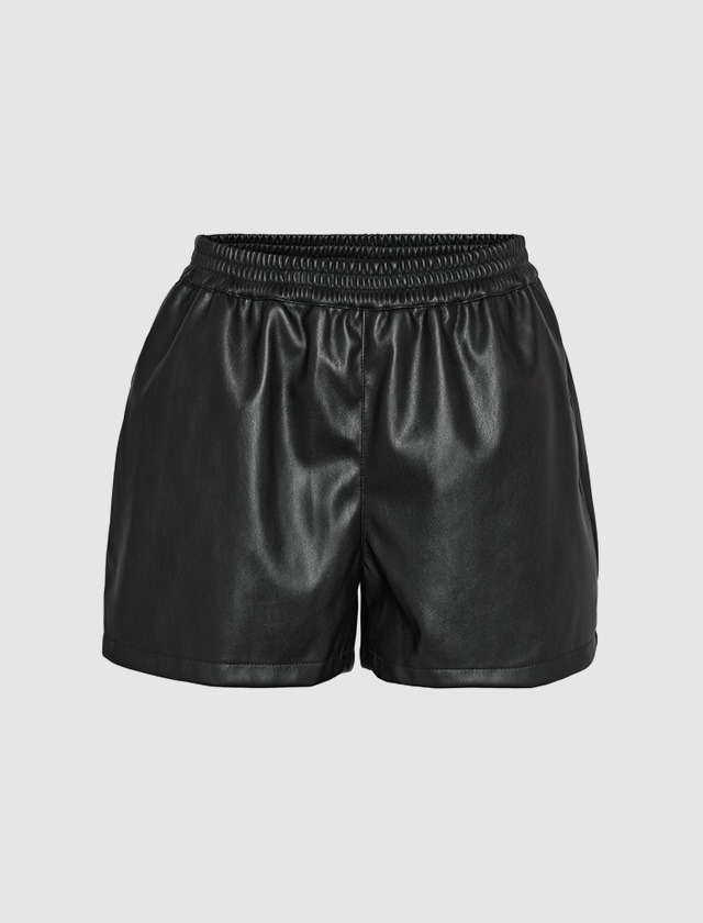 Schwarze Leder-Shorts mit elastischem Bund. Schwarze Leder-Shorts mit elastischem Bund.