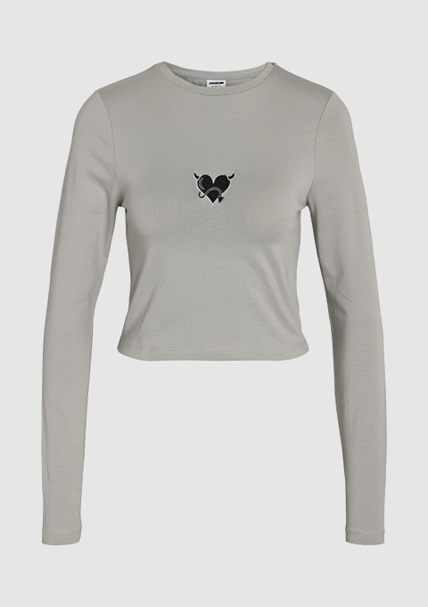 Langärmliges, graues Oberteil mit schwarzem Herz-Design auf der Brust. Langärmliges, graues Oberteil mit schwarzem Herz-Design auf der Brust.