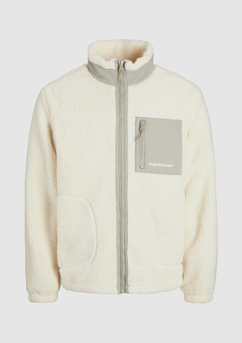 Eine weiße, flauschige Jacke mit umschlagbarem Kragen und einer grauen Brusttasche. Eine weiße, flauschige Jacke mit umschlagbarem Kragen und einer grauen Brusttasche.