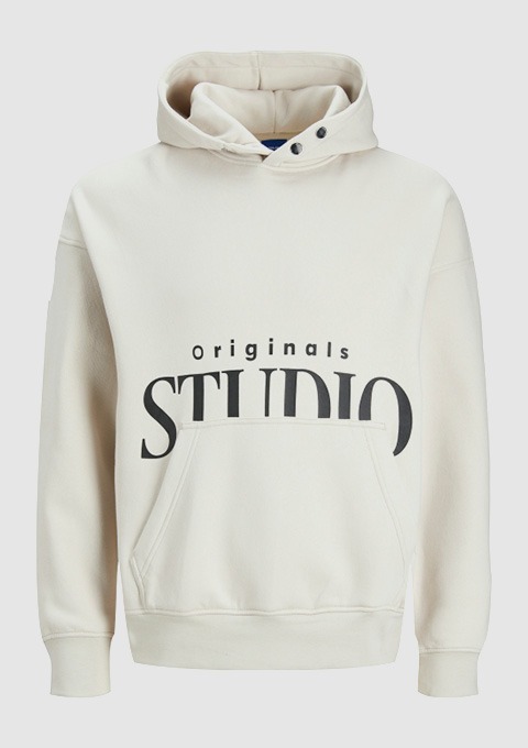 Beige Kapuzenpullover mit dem Schriftzug „originals STUDIO“ und einer Kängurutasche. Beige Kapuzenpullover mit dem Schriftzug "originals STUDIO" und einer Kängurutasche.