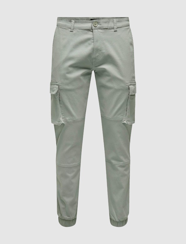 Helle grüne Cargo-Hose mit Gummibündchen und seitlichen Taschen. Helle grüne Cargo-Hose mit Gummibündchen und seitlichen Taschen.