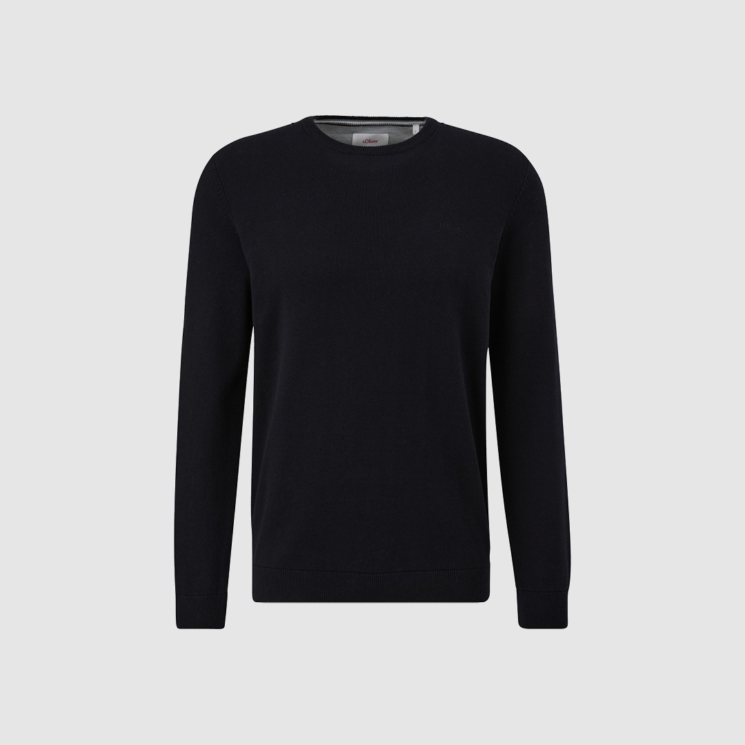Ein schwarzer Pullover mit rundem Ausschnitt und langen Ärmeln.